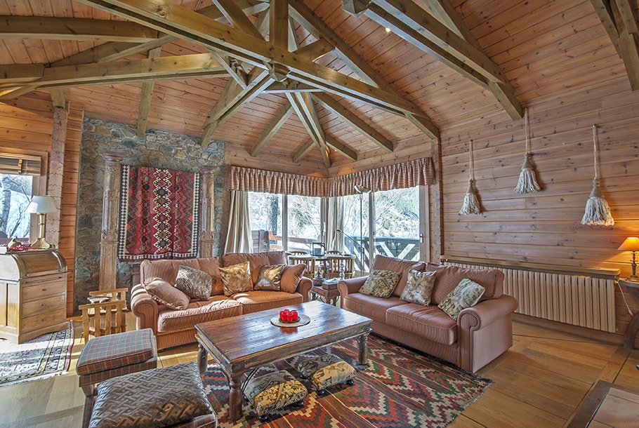 Casas rústicas, cálidas y con vistas incomparables para los amantes de la vida en la montaña. Casas rústicas, cálidas y con vistas incomparables para los amantes de la vida en la montaña.