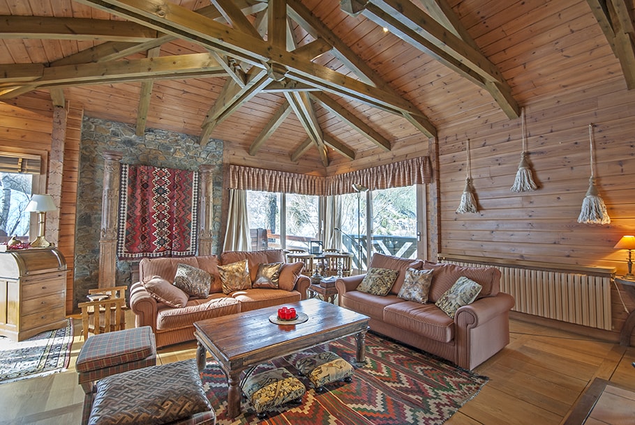 Des maisons anciennes, chaleureuses et jouissant d'un panorama unique pour les amoureux de la vie à la montagne. 